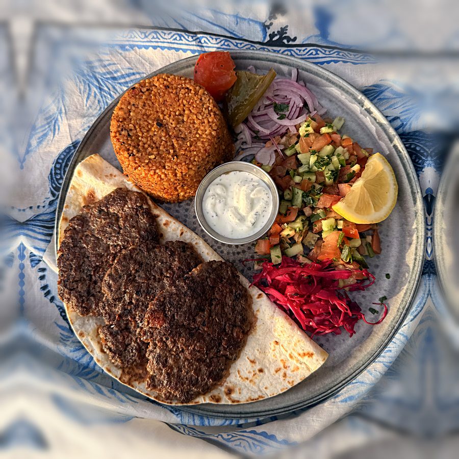 L'assiette de keftas, blé aux poivrons, salade bergère et sauce maison