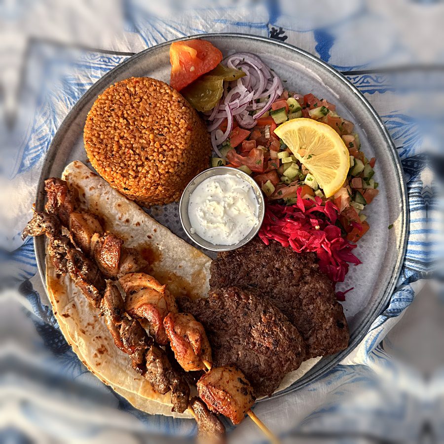 L'assiette Mixte : brochette de poulet, kefta, blé aux poivrons, salade bergère et sauce maison