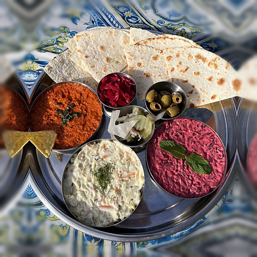 La planche Entre deux : trois mezzés, pains, olives et pickles