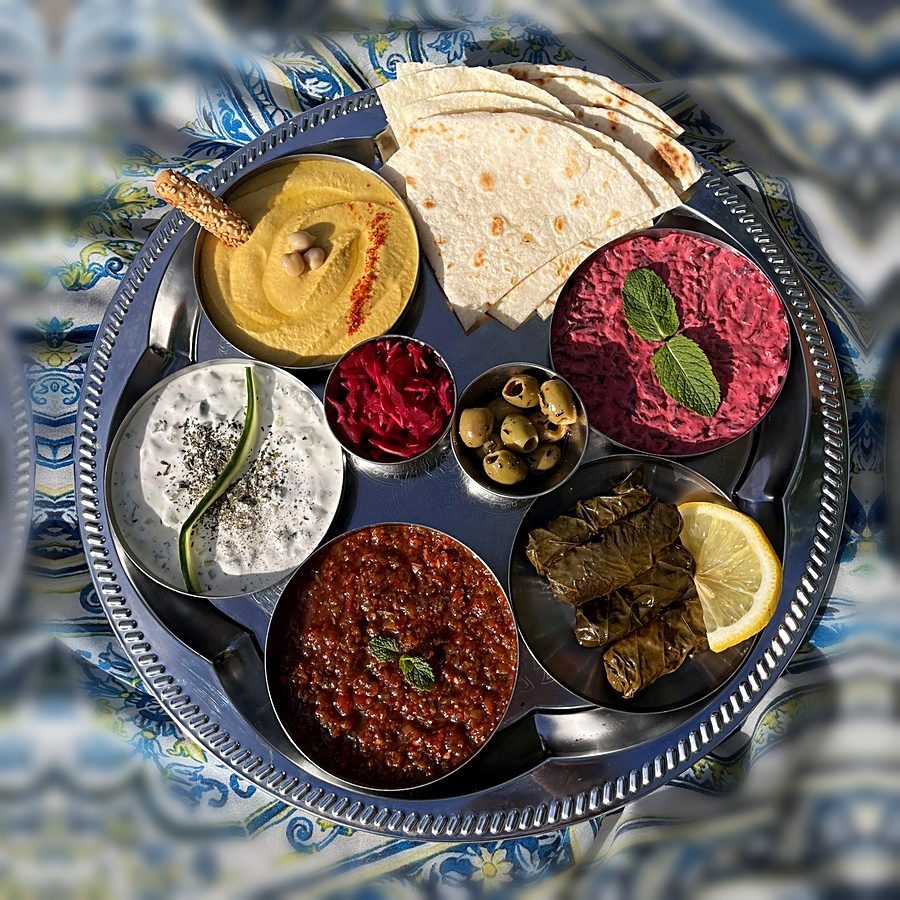 La planche Entre nous : cinq mezzés, pains, olives et pickles